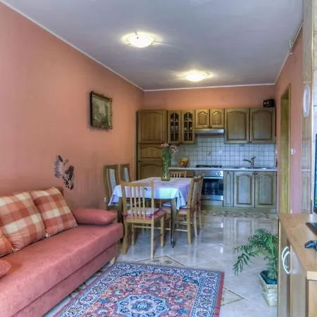 Apartment In Peroj - Istrien 8465 شقة *