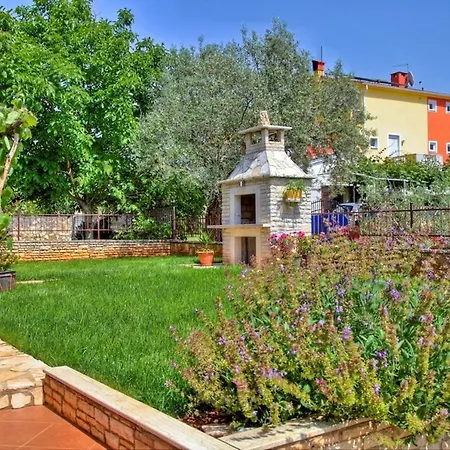 Apartment In Peroj - Istrien 8465 شقة *